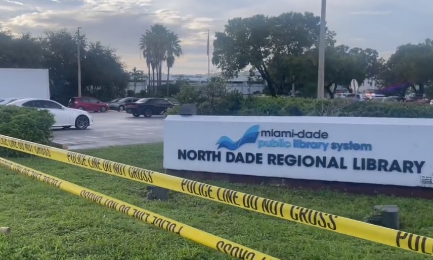Por celos, asesinan a mujer de varios disparos en biblioteca pública de Miami Gardens