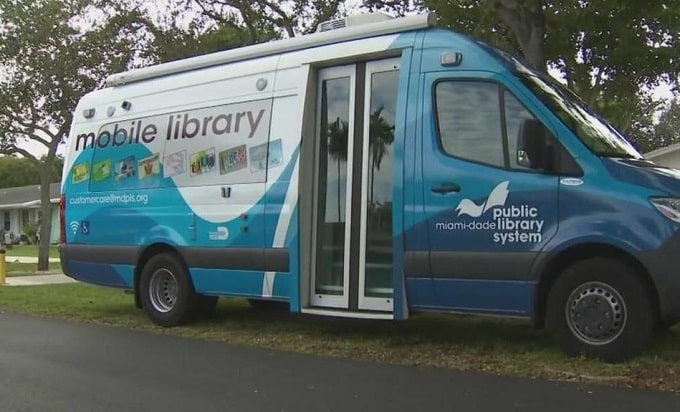 Biblioteca móvil hace que la lectura en comunidad sea más accesible en Miami-Dade