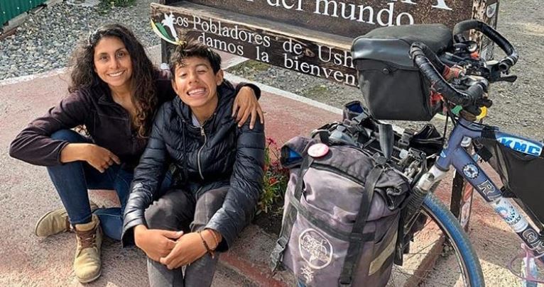 Madre e hijo cumplen reto: viajan desde México hasta el fin del mundo en bicicleta