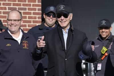 Biden entregó media docena de pasteles de calabaza a bomberos de Nantucket