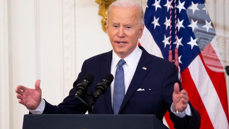 Biden prohíbe importación de productos rusos y restringe relaciones comerciales con Moscú