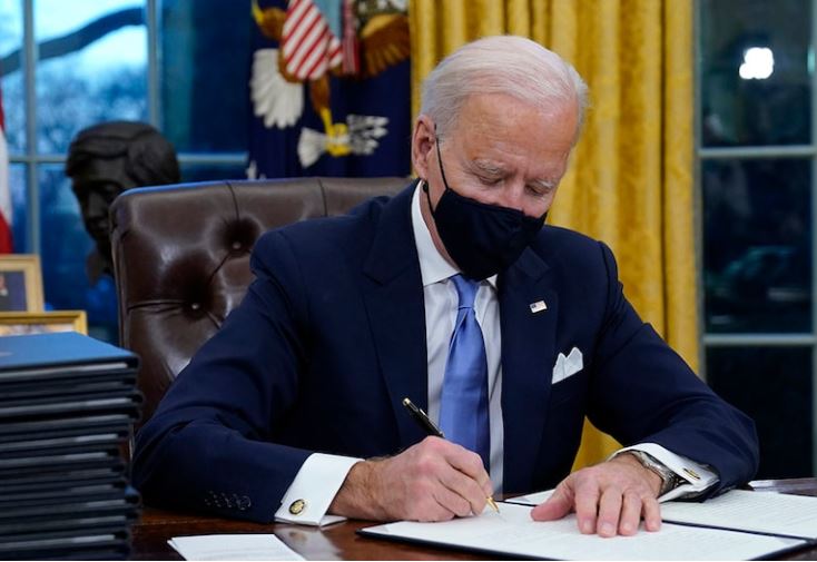 ¡Oficial! Biden promulgó ley del paquete de ayuda de $1.9 billones