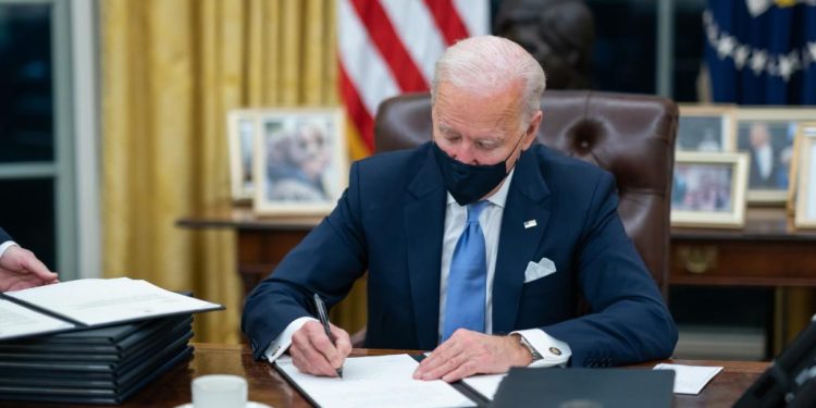 Biden firma decretos para defender la igualdad de género