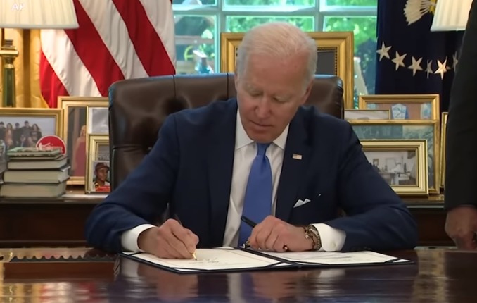 Biden firma la ley que regula las armas de fuego en EEUU