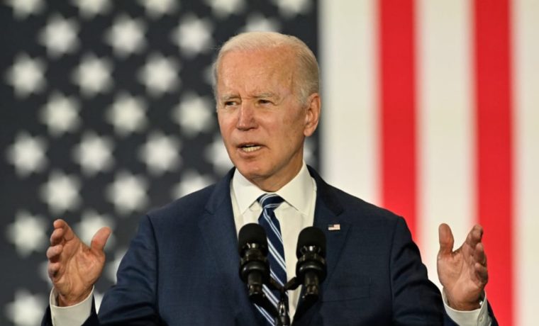 Biden firma prohibición para uso de TikTok en dispositivos del gobierno