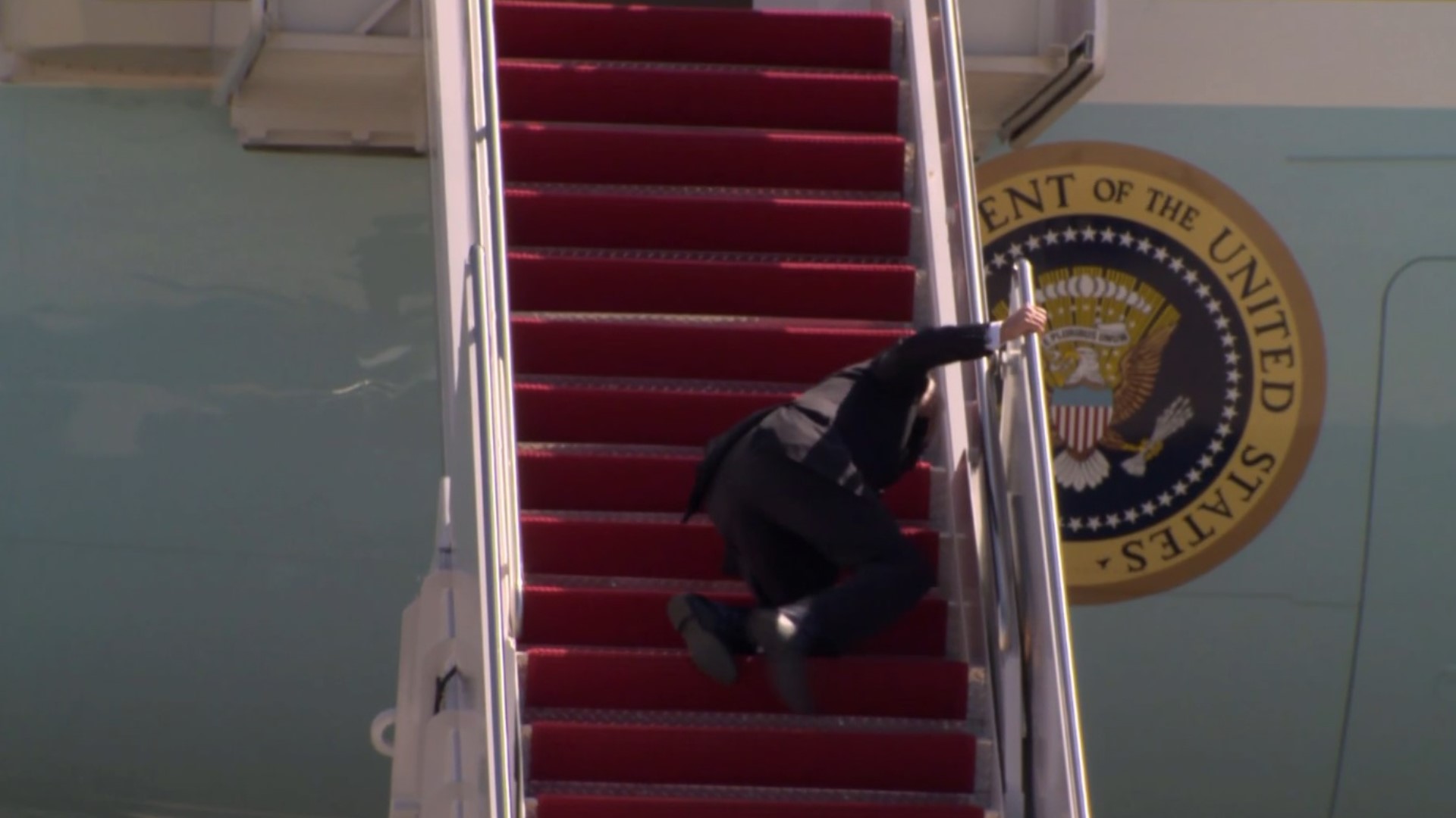 Biden rodó por las escaleras mientras subía al Air Force One (videos)
