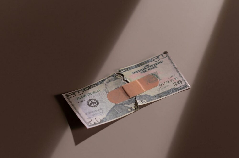 Tiendas dejarán de aceptar billetes dañados: qué hacer si tienes algunos