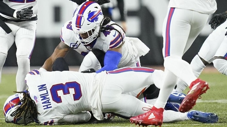 Jugador de la NFL que se desplomó da pequeños pasos en su recuperación