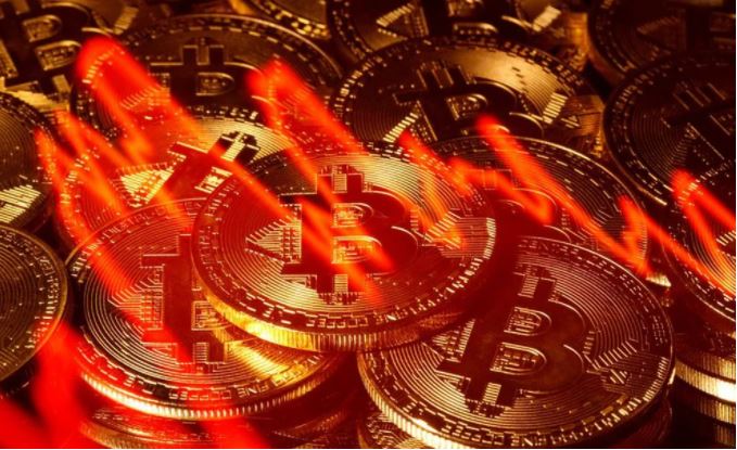 ¡Derrumbe del Bitcoin! La criptomoneda baja su cotización por tensiones en Europa