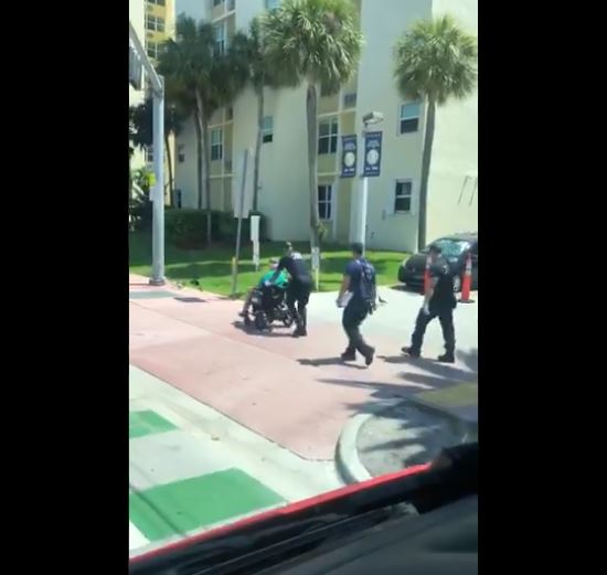 Anciano averió su silla de ruedas y fue asistido noblemente por Bombero de Miami Beach (Video)