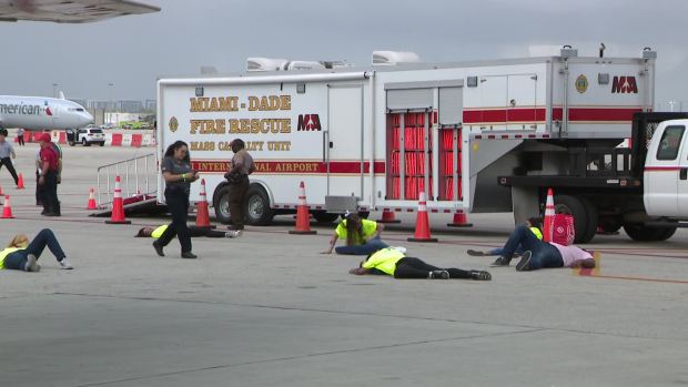 Bomberos de Miami-Dade realizaron simulacro de desastre en aeropuerto internacional de Miami