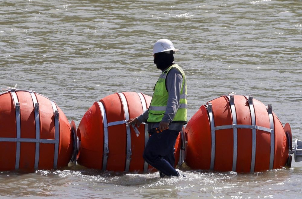 Texas coloca afiladas sierras entre las boyas antiinmigrantes del Río Bravo
