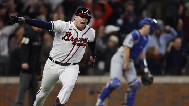Un batazo oportuno de Austin Riley le dio primer triunfo a los Bravos de Atlanta