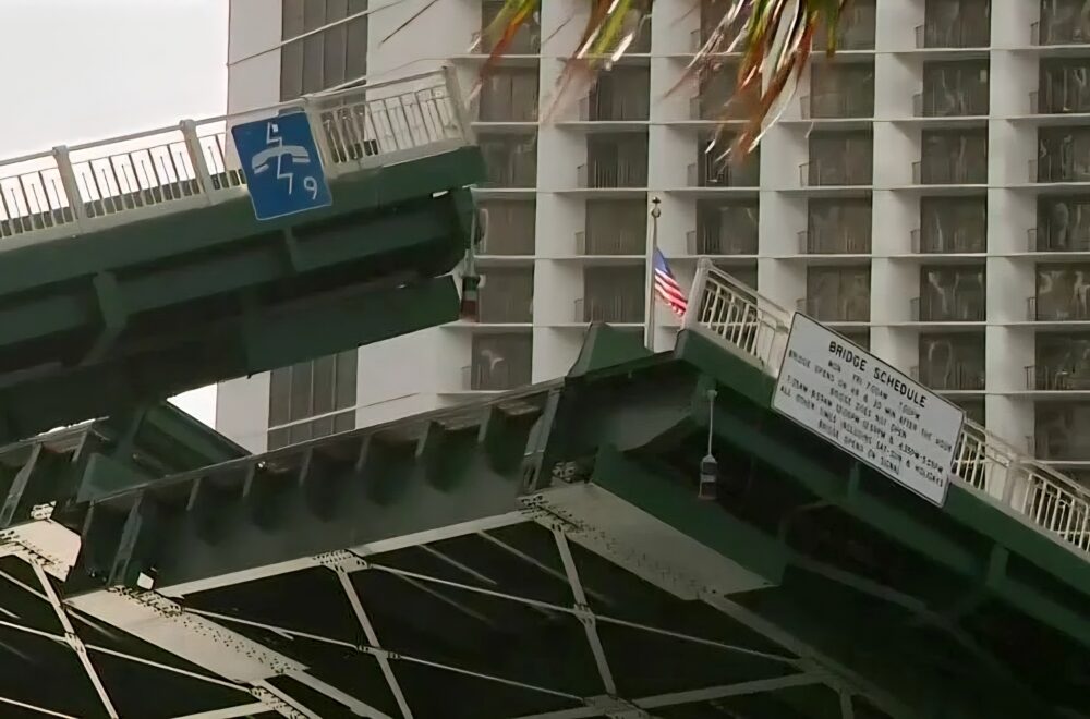 Mujer cae de puente levadizo en Brickell mientras se levantaba
