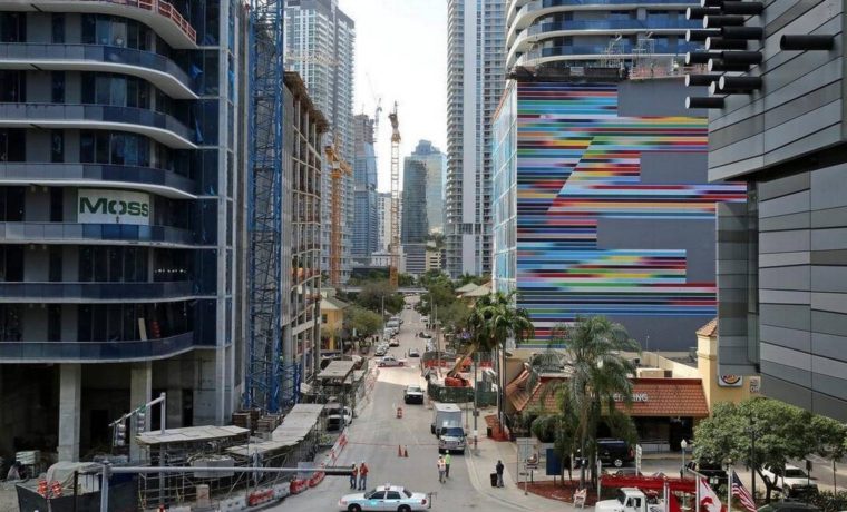 Hombre usa jiu-jitsu para bloquear ataque de perro a su mascota en Brickell