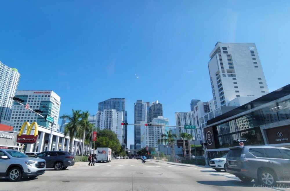 Persecución en Brickell: Hombre huye con drogas luego de golpear a un perro