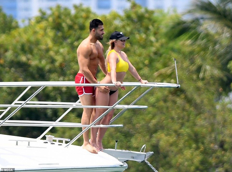 Britney Spears deleitó a sus seguidores con un sexy bikini amarillo en Miami Beach (+Fotos)