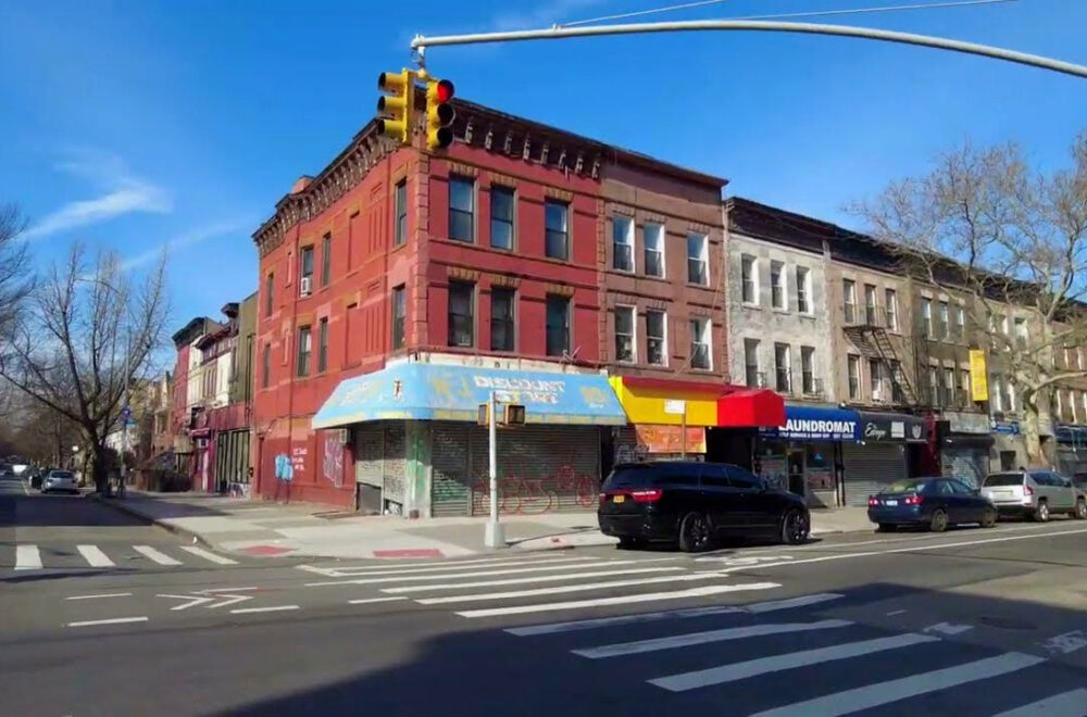 Quedó grabado: Un hombre intenta secuestrar a un niño en Brooklyn a plena luz del día