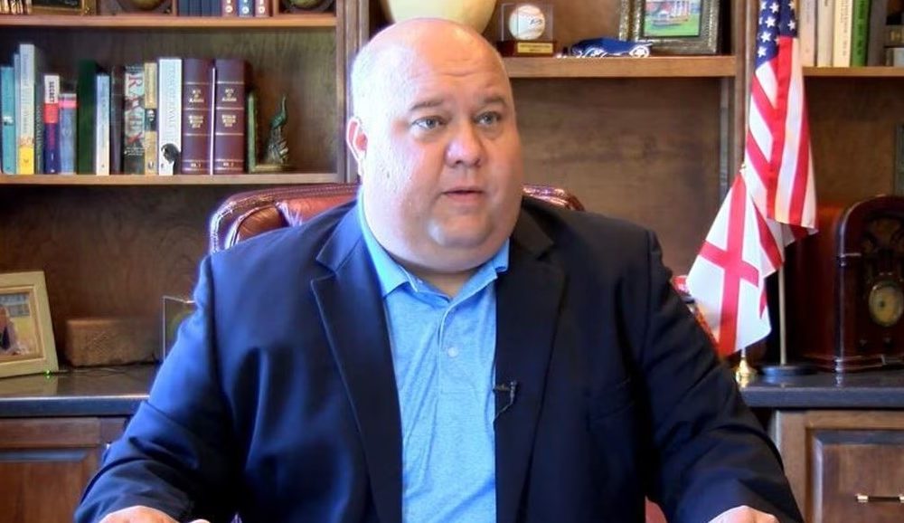 Alcalde de Alabama se quitó la vida tras quedar expuesto como “chica trans”