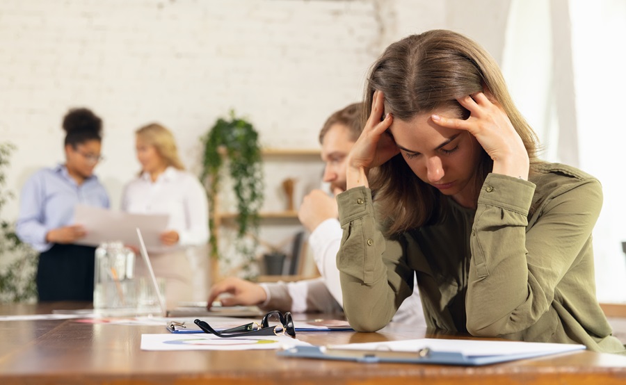 Síntomas del burnout y cómo puede afectar tu rendimiento laboral