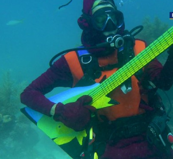 Buzos de Florida realizaron un  festival musical bajo el agua