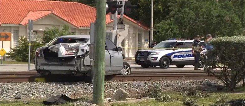 Tren de la línea Brightline chocó contra un vehículo en Aventura