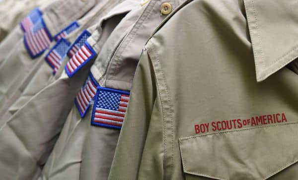 Juez aprueba plan de Boy Scouts of America para pagar a víctimas de abuso sexual