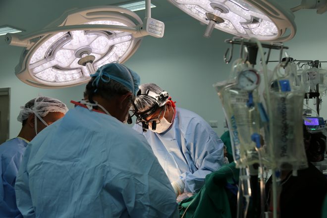 Médicos de Israel salvan la vida de un bebé prematuro al realizarle un cateterismo cardíaco