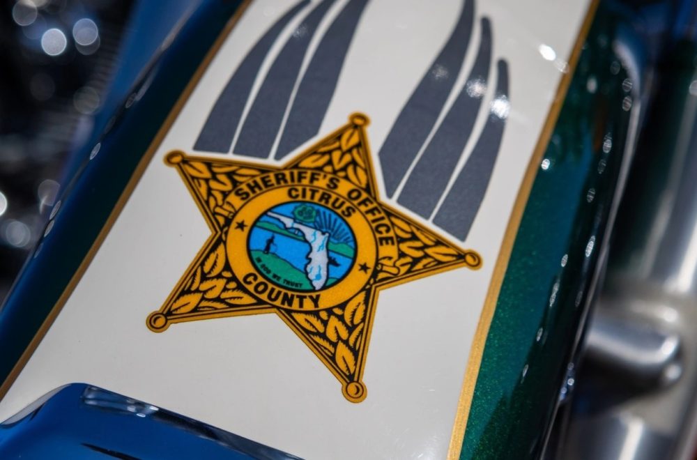 Hombre de Florida enfrenta diez cargos tras disfrazarse como policía para robar