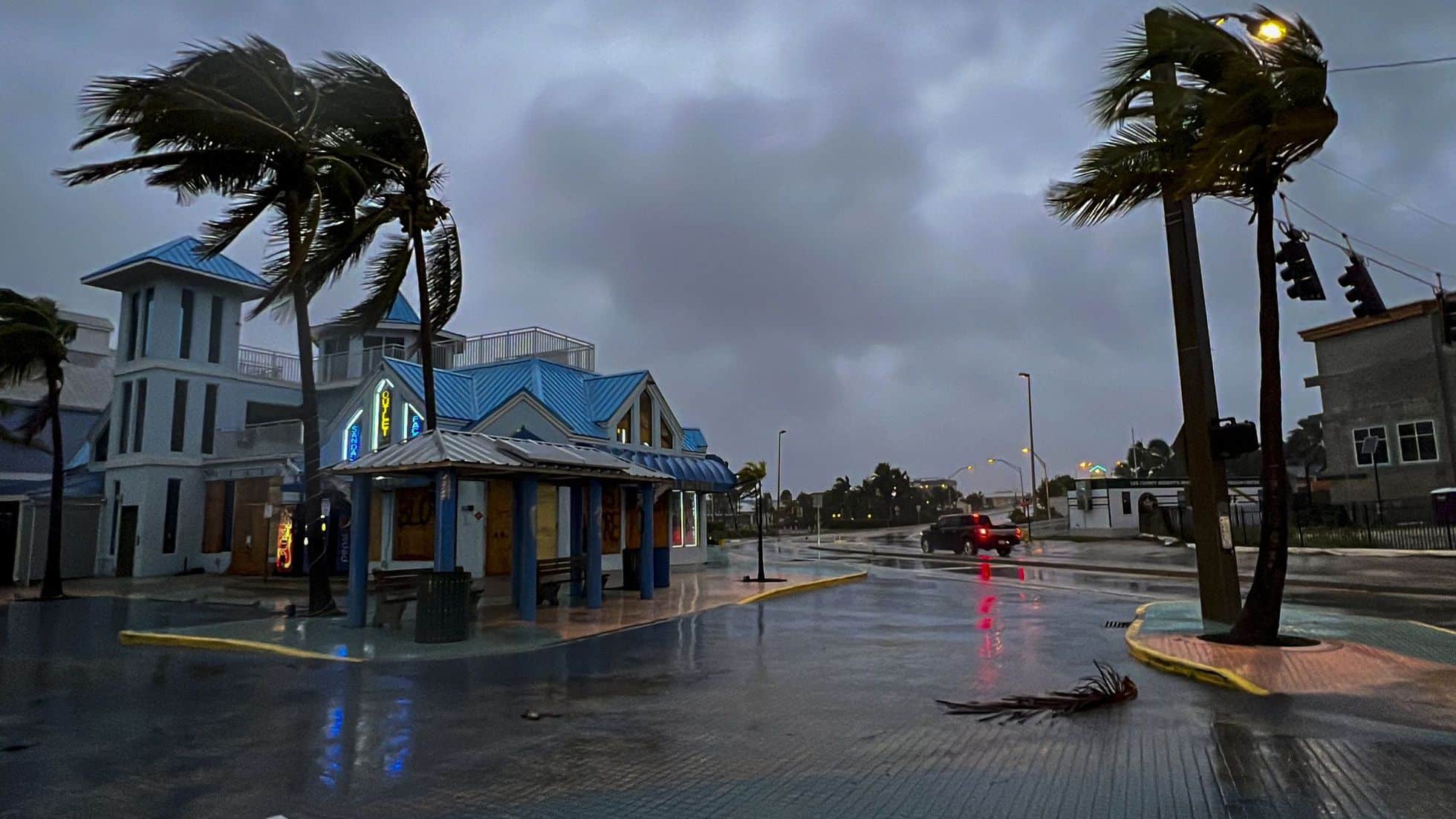 Millones de floridanos sufrirán cortes de energía por tormenta Ian