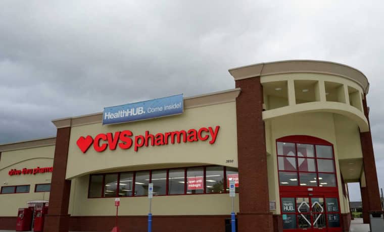 CVS, Walgreens y Walmart reducirán horarios en farmacias