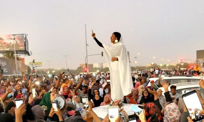 En Sudan militares deponen al presidente Omar al Bashir