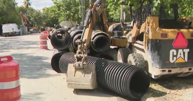Departamento de Obras públicas  reparó drenaje  en calle de Miami
