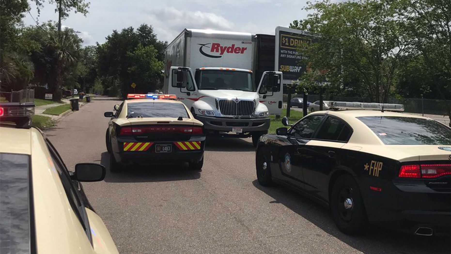 Policía arrestó a hombre que conducía un camión con ataúdes robados en Florida
