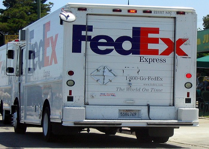 Conductor de FedEx fue atropellado por su propio camión