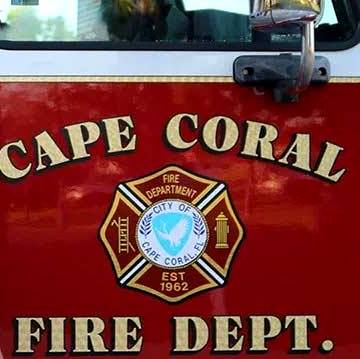 Bomberos tratan de apagar incendio en Cape Coral