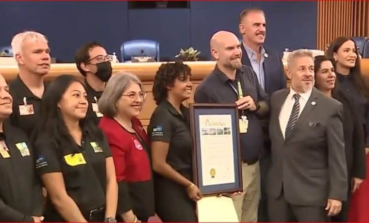 Funcionarios de Zoo Miami homenajeados como héroes luego de salvar a una mujer