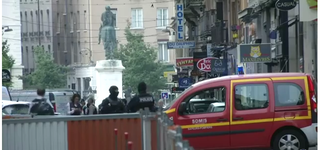 Presunto paquete bomba deja trece heridos en Lyon