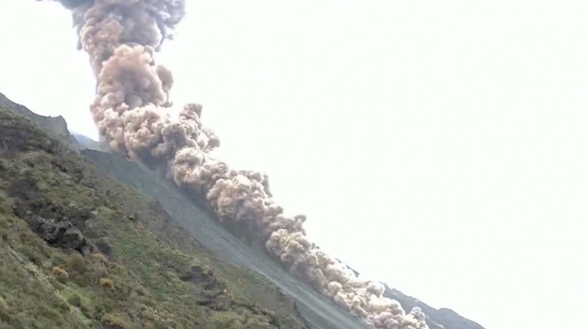 Volcán Estrómboli de Italia hace erupción y amenaza con mantenerse activo (VIDEO)