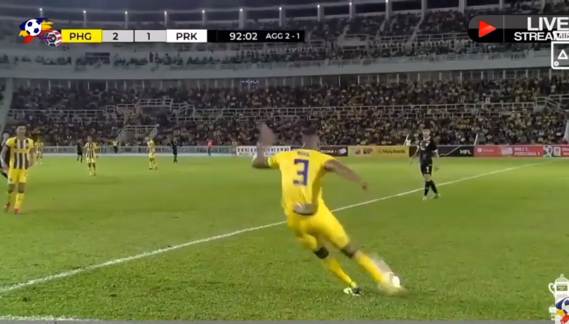 El increíble gol de tiro libre desde la media cancha que se hizo viral (VIDEO)