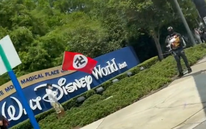¡Impactante! Agitan banderas nazis en Disney