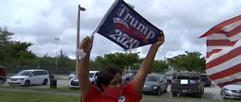 “Cuatro años más” Simpatizantes brindaron su respaldo a Trump en North Miami