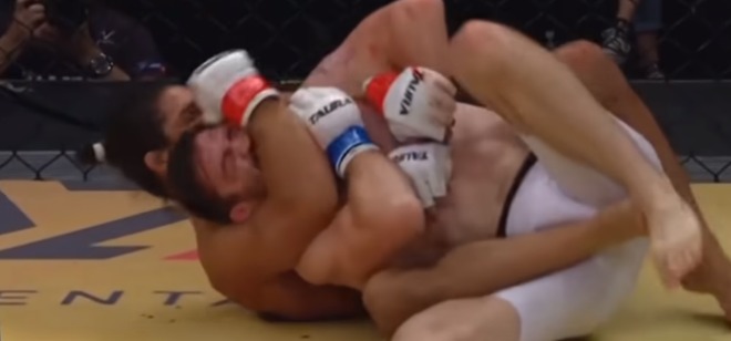 ¡Escalofriante! Peleador de MMA quedó con la oreja colgando tras fuerte golpe +Vídeo