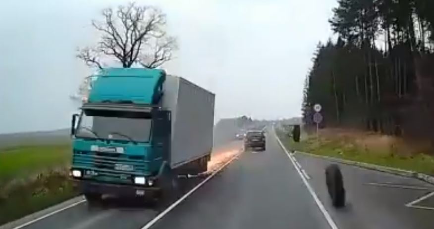 ¡Susto! Vea el accidente de un camión a toda velocidad que perdió las ruedas traseras +Vídeo
