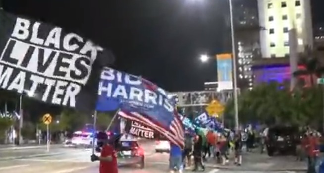 Partidarios de Biden salieron a las calles de Miami a celebrar el triunfo