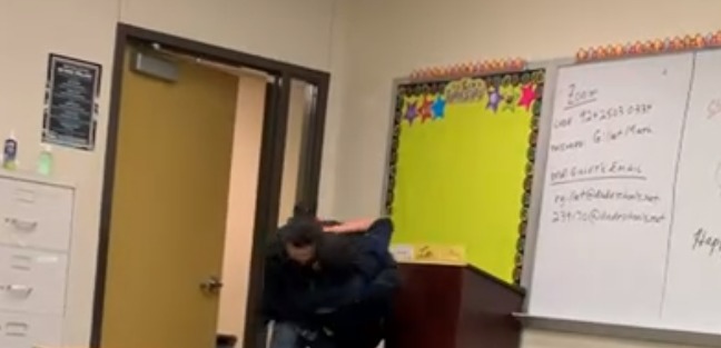Un profesor de Miami-Dade golpeó y arrojó contra el suelo a un estudiante