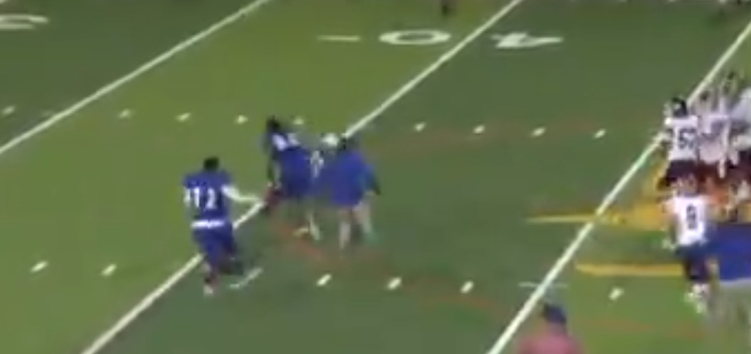 Viral: Jugador de fútbol americano no se controló y derribó al árbitro tras ser expulsado +Vídeo