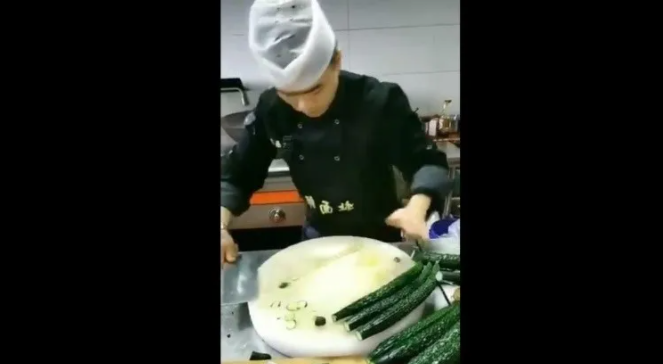 ¡Asombroso! No podrás creer la rapidez con la que este Chef corta las verduras +Vídeo