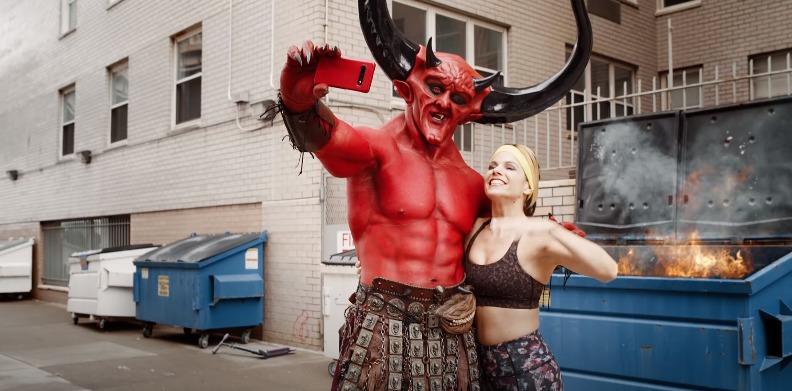 El Diablo encuentra pareja en este divertido comercial +Vídeo