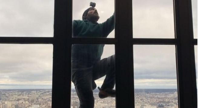 ¡Asombroso! Escaló un rascacielos en París sin equipo de protección +Vídeo